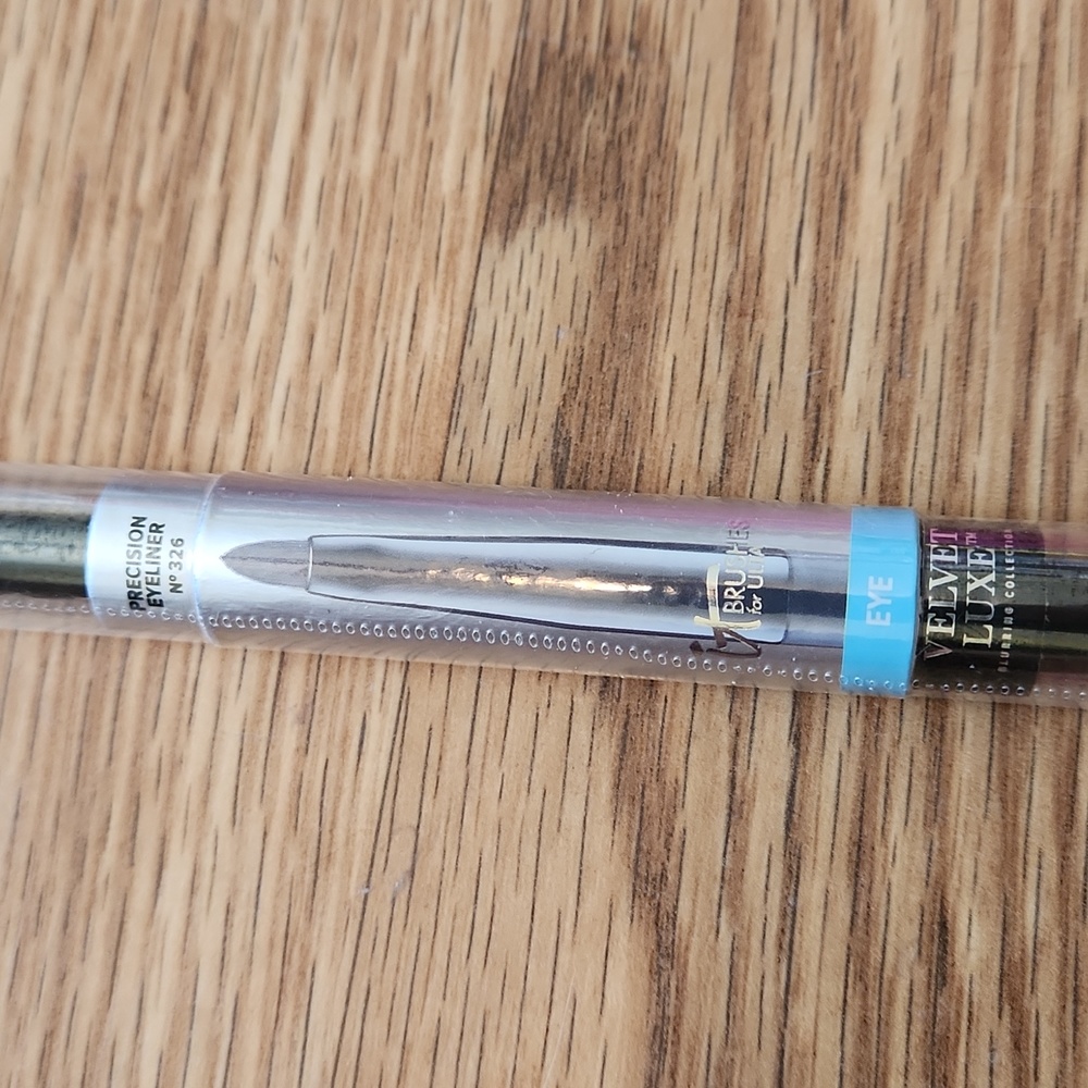 Velvet Luxe Precision Eyeliner Brush #326 - Picture 3 of 4